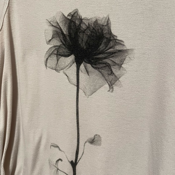 Vera Wang Tank Top with Floral Design - Picture 3 of 9